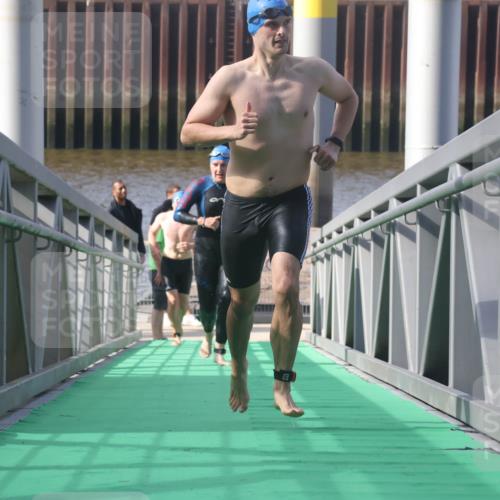 11.08.2024 - GEWOBA Citytriathlon Bremen Lena Gebhardt http://msf.ph/oto/6774182 11.08.2024 10:10:15 Schwimmen 22, 29, 50, 55, 64, 83, 102 meine-sportfotos.de