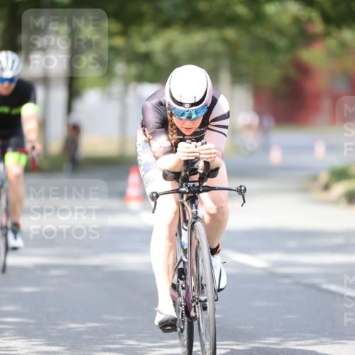 11.08.2024 - GEWOBA Citytriathlon Bremen H.Heesch http://msf.ph/oto/6774196 11.08.2024 11:41:38 Radfahren 758, 786, 835, 859, 896, 902, 965, 1020 meine-sportfotos.de