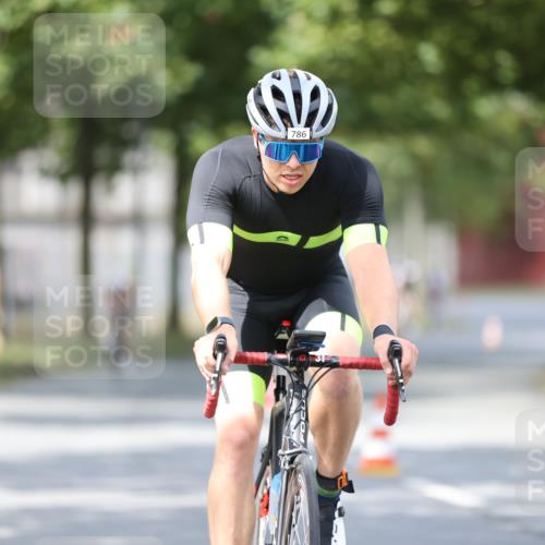 11.08.2024 - GEWOBA Citytriathlon Bremen H.Heesch http://msf.ph/oto/6774230 11.08.2024 11:41:39 Radfahren 758, 786, 835, 859, 902, 965, 1020 meine-sportfotos.de