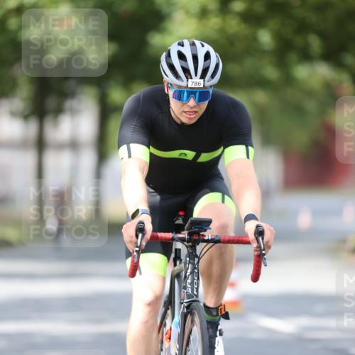 11.08.2024 - GEWOBA Citytriathlon Bremen H.Heesch http://msf.ph/oto/6774234 11.08.2024 11:41:39 Radfahren 758, 786, 835, 859, 902, 965, 1020 meine-sportfotos.de