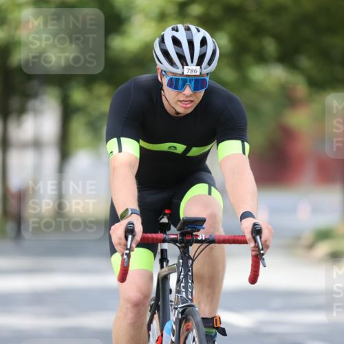 11.08.2024 - GEWOBA Citytriathlon Bremen H.Heesch http://msf.ph/oto/6774241 11.08.2024 11:41:39 Radfahren 758, 786, 835, 859, 902, 965, 1020 meine-sportfotos.de