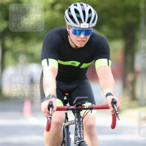 11.08.2024 - GEWOBA Citytriathlon Bremen H.Heesch http://msf.ph/oto/6774255 11.08.2024 11:41:39 Radfahren 758, 786, 835, 859, 902, 965, 1020 meine-sportfotos.de