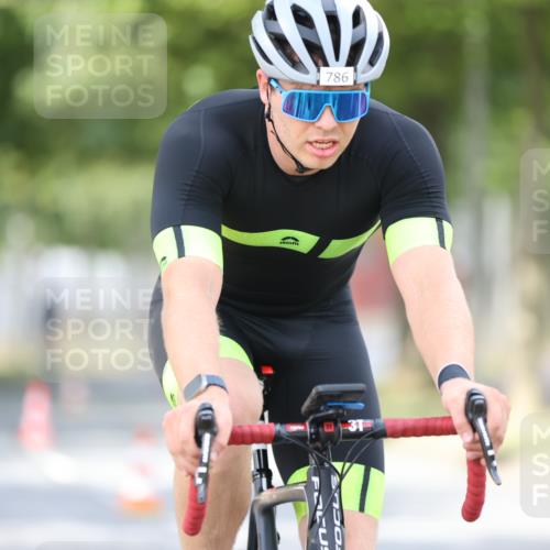 11.08.2024 - GEWOBA Citytriathlon Bremen H.Heesch http://msf.ph/oto/6774263 11.08.2024 11:41:39 Radfahren 758, 786, 835, 859, 902, 965, 1020 meine-sportfotos.de