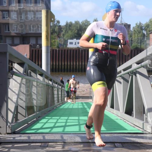 11.08.2024 - GEWOBA Citytriathlon Bremen Lena Gebhardt http://msf.ph/oto/6774323 11.08.2024 10:10:27 Schwimmen 22, 29, 51, 116 meine-sportfotos.de