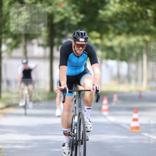 11.08.2024 - GEWOBA Citytriathlon Bremen H.Heesch http://msf.ph/oto/6774478 11.08.2024 11:41:47 Radfahren 758, 786, 859, 905, 965, 1020 meine-sportfotos.de