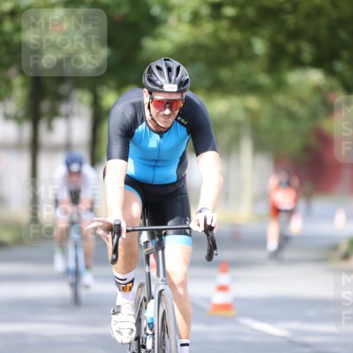 11.08.2024 - GEWOBA Citytriathlon Bremen H.Heesch http://msf.ph/oto/6774509 11.08.2024 11:41:47 Radfahren 758, 786, 859, 905, 965, 1020 meine-sportfotos.de