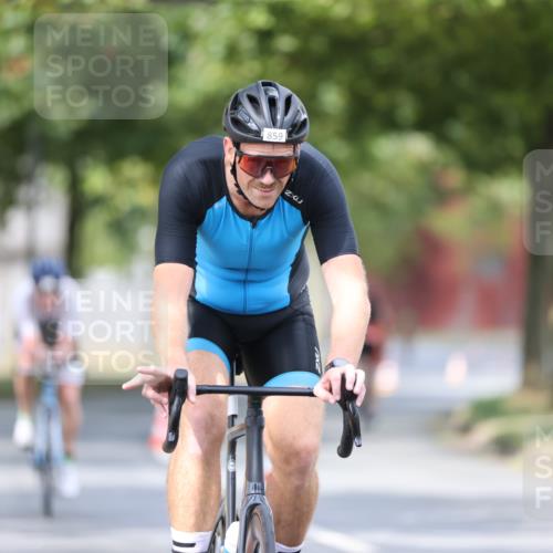 11.08.2024 - GEWOBA Citytriathlon Bremen H.Heesch http://msf.ph/oto/6774527 11.08.2024 11:41:47 Radfahren 758, 786, 859, 905, 965, 1020 meine-sportfotos.de