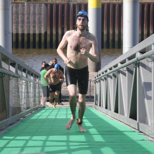 11.08.2024 - GEWOBA Citytriathlon Bremen Lena Gebhardt http://msf.ph/oto/6774531 11.08.2024 10:10:58 Schwimmen 5, 6, 23, 26, 30, 70 meine-sportfotos.de