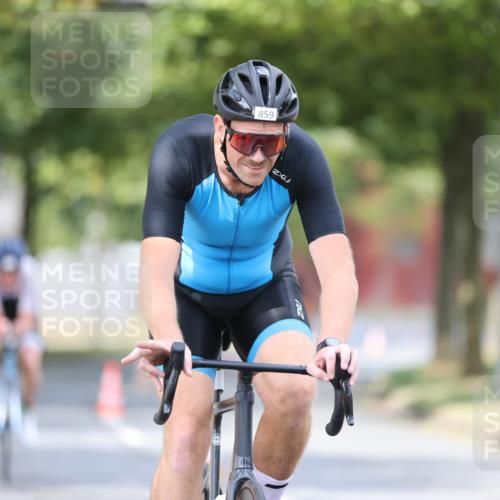 11.08.2024 - GEWOBA Citytriathlon Bremen H.Heesch http://msf.ph/oto/6774537 11.08.2024 11:41:47 Radfahren 758, 786, 859, 905, 965, 1020 meine-sportfotos.de
