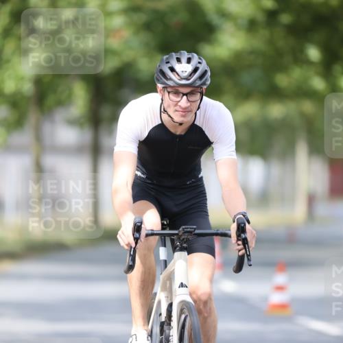 11.08.2024 - GEWOBA Citytriathlon Bremen H.Heesch http://msf.ph/oto/6774611 11.08.2024 11:41:50 Radfahren 758, 786, 859, 905, 965, 1020 meine-sportfotos.de