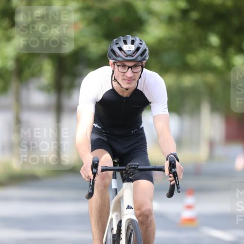 11.08.2024 - GEWOBA Citytriathlon Bremen H.Heesch http://msf.ph/oto/6774616 11.08.2024 11:41:50 Radfahren 758, 786, 859, 905, 965, 1020 meine-sportfotos.de