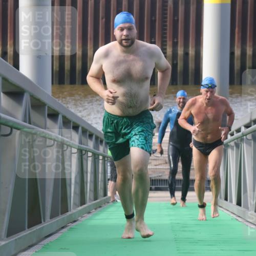 11.08.2024 - GEWOBA Citytriathlon Bremen Lena Gebhardt http://msf.ph/oto/6774617 11.08.2024 10:11:13 Schwimmen 5, 17, 21, 23, 26, 37, 44, 70, 77 meine-sportfotos.de