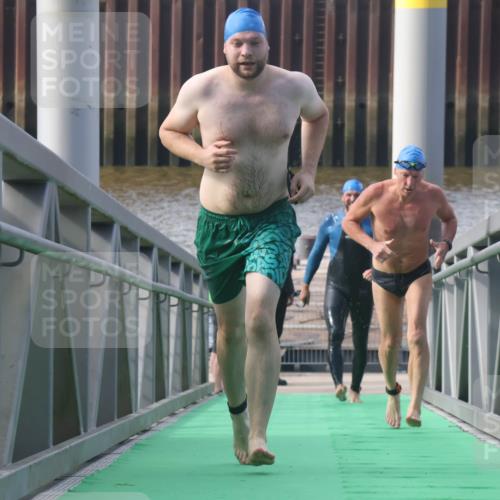 11.08.2024 - GEWOBA Citytriathlon Bremen Lena Gebhardt http://msf.ph/oto/6774620 11.08.2024 10:11:13 Schwimmen 5, 17, 21, 23, 26, 37, 44, 70, 77 meine-sportfotos.de