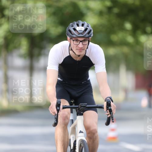 11.08.2024 - GEWOBA Citytriathlon Bremen H.Heesch http://msf.ph/oto/6774622 11.08.2024 11:41:50 Radfahren 758, 786, 859, 905, 965, 1020 meine-sportfotos.de