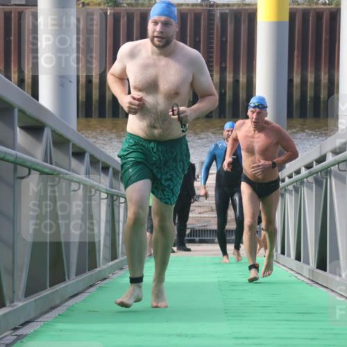 11.08.2024 - GEWOBA Citytriathlon Bremen Lena Gebhardt http://msf.ph/oto/6774624 11.08.2024 10:11:13 Schwimmen 5, 17, 21, 23, 26, 37, 44, 70, 77 meine-sportfotos.de