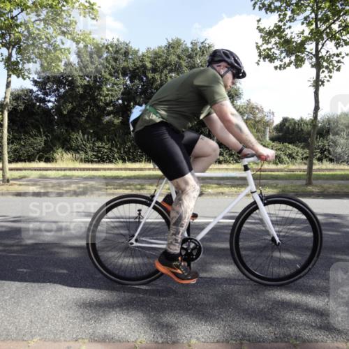 11.08.2024 - GEWOBA Citytriathlon Bremen H.Heesch http://msf.ph/oto/6774634 11.08.2024 10:21:45 Radfahren 27, 29, 42, 69, 77, 98, 106, 109, 110 meine-sportfotos.de