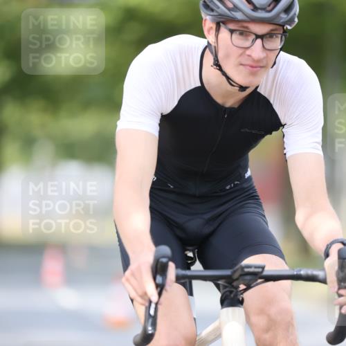 11.08.2024 - GEWOBA Citytriathlon Bremen H.Heesch http://msf.ph/oto/6774655 11.08.2024 11:41:51 Radfahren 758, 786, 859, 905, 965, 1020 meine-sportfotos.de