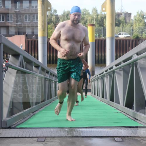 11.08.2024 - GEWOBA Citytriathlon Bremen Lena Gebhardt http://msf.ph/oto/6774656 11.08.2024 10:11:15 Schwimmen 17, 21, 23, 26, 37, 44, 77, 101 meine-sportfotos.de