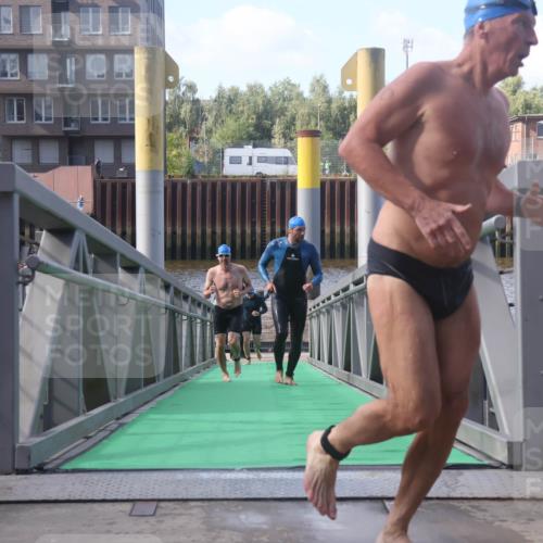 11.08.2024 - GEWOBA Citytriathlon Bremen Lena Gebhardt http://msf.ph/oto/6774712 11.08.2024 10:11:18 Schwimmen 17, 21, 26, 37, 44, 77, 101 meine-sportfotos.de