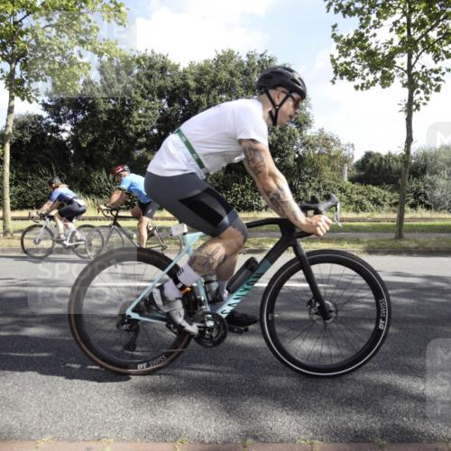 11.08.2024 - GEWOBA Citytriathlon Bremen H.Heesch http://msf.ph/oto/6774713 11.08.2024 10:23:40 Radfahren 17, 21, 32, 35, 74 meine-sportfotos.de