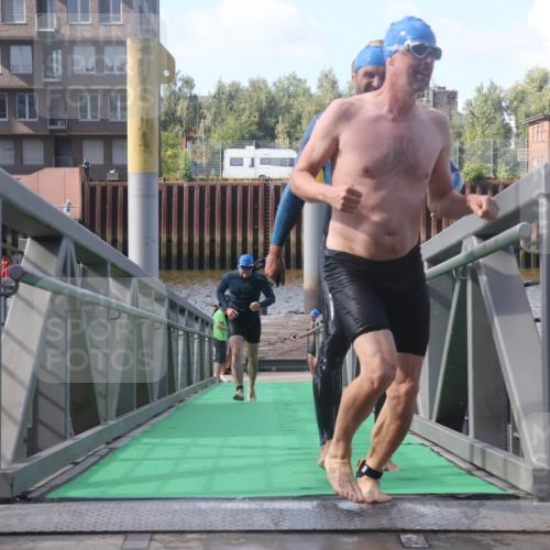 11.08.2024 - GEWOBA Citytriathlon Bremen Lena Gebhardt http://msf.ph/oto/6774758 11.08.2024 10:11:23 Schwimmen 17, 21, 37, 44, 77, 101, 111 meine-sportfotos.de