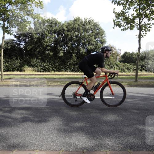 11.08.2024 - GEWOBA Citytriathlon Bremen H.Heesch http://msf.ph/oto/6774807 11.08.2024 10:25:51 Radfahren 12, 13, 36, 54, 93 meine-sportfotos.de