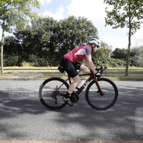 11.08.2024 - GEWOBA Citytriathlon Bremen H.Heesch http://msf.ph/oto/6774820 11.08.2024 10:26:05 Radfahren 36, 39, 54, 93, 97 meine-sportfotos.de