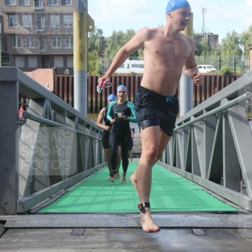11.08.2024 - GEWOBA Citytriathlon Bremen Lena Gebhardt http://msf.ph/oto/6774839 11.08.2024 10:11:31 Schwimmen 17, 32, 35, 44, 66, 77, 91, 94, 101, 111 meine-sportfotos.de