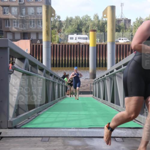 11.08.2024 - GEWOBA Citytriathlon Bremen Lena Gebhardt http://msf.ph/oto/6774883 11.08.2024 10:11:34 Schwimmen 2, 18, 32, 35, 44, 66, 91, 94, 101, 111 meine-sportfotos.de