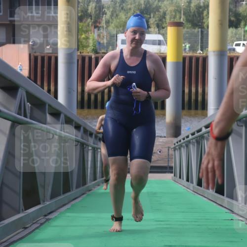 11.08.2024 - GEWOBA Citytriathlon Bremen Lena Gebhardt http://msf.ph/oto/6774890 11.08.2024 10:11:38 Schwimmen 2, 18, 32, 35, 44, 66, 91, 94, 101, 111, 113 meine-sportfotos.de