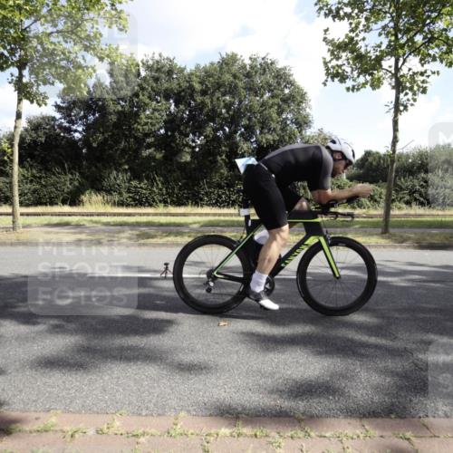 11.08.2024 - GEWOBA Citytriathlon Bremen H.Heesch http://msf.ph/oto/6774900 11.08.2024 10:36:05 Radfahren 77, 82 meine-sportfotos.de
