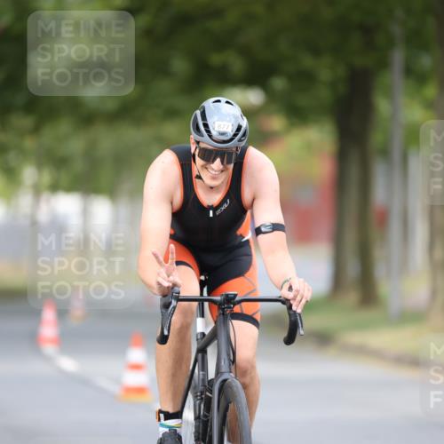 11.08.2024 - GEWOBA Citytriathlon Bremen H.Heesch http://msf.ph/oto/6774906 11.08.2024 11:42:37 Radfahren 857, 877 meine-sportfotos.de