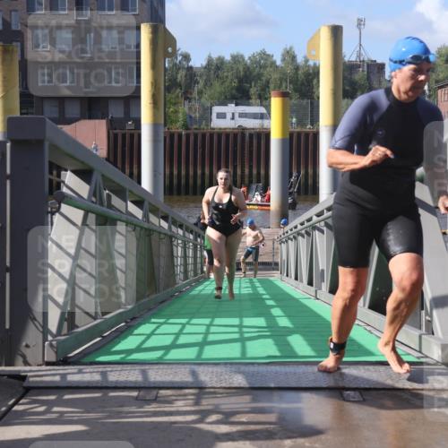 11.08.2024 - GEWOBA Citytriathlon Bremen Lena Gebhardt http://msf.ph/oto/6775068 11.08.2024 10:12:03 Schwimmen 15, 49, 68, 74, 84, 88, 97, 114 meine-sportfotos.de