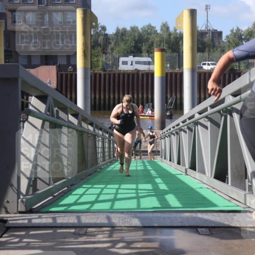 11.08.2024 - GEWOBA Citytriathlon Bremen Lena Gebhardt http://msf.ph/oto/6775075 11.08.2024 10:12:03 Schwimmen 15, 49, 68, 74, 84, 88, 97, 114 meine-sportfotos.de