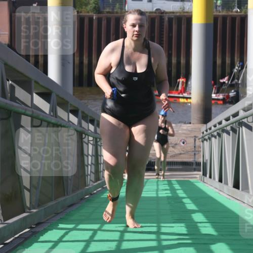11.08.2024 - GEWOBA Citytriathlon Bremen Lena Gebhardt http://msf.ph/oto/6775082 11.08.2024 10:12:05 Schwimmen 15, 38, 49, 68, 74, 84, 88, 97, 104, 114 meine-sportfotos.de