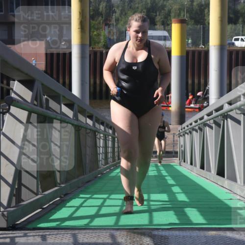 11.08.2024 - GEWOBA Citytriathlon Bremen Lena Gebhardt http://msf.ph/oto/6775096 11.08.2024 10:12:05 Schwimmen 15, 38, 49, 68, 74, 84, 88, 97, 104, 114 meine-sportfotos.de