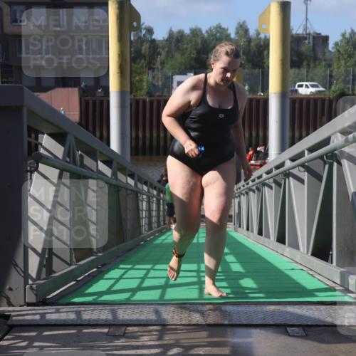 11.08.2024 - GEWOBA Citytriathlon Bremen Lena Gebhardt http://msf.ph/oto/6775100 11.08.2024 10:12:06 Schwimmen 15, 38, 49, 68, 74, 84, 88, 97, 104, 114 meine-sportfotos.de