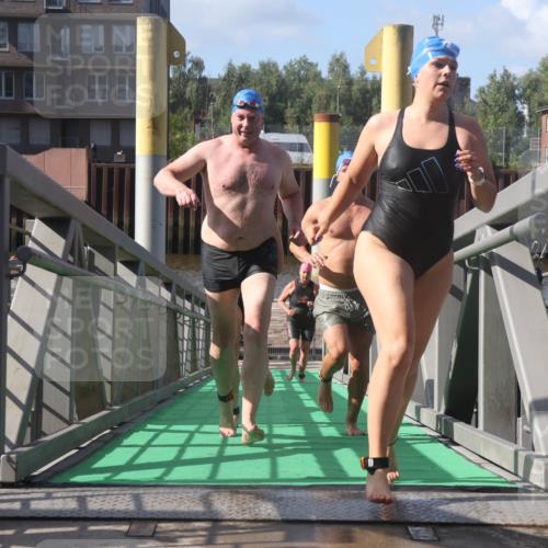 11.08.2024 - GEWOBA Citytriathlon Bremen Lena Gebhardt http://msf.ph/oto/6775153 11.08.2024 10:12:17 Schwimmen 36, 38, 49, 68, 88, 97, 104 meine-sportfotos.de