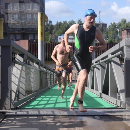 11.08.2024 - GEWOBA Citytriathlon Bremen Lena Gebhardt http://msf.ph/oto/6775198 11.08.2024 10:12:29 Schwimmen 36, 38, 104 meine-sportfotos.de