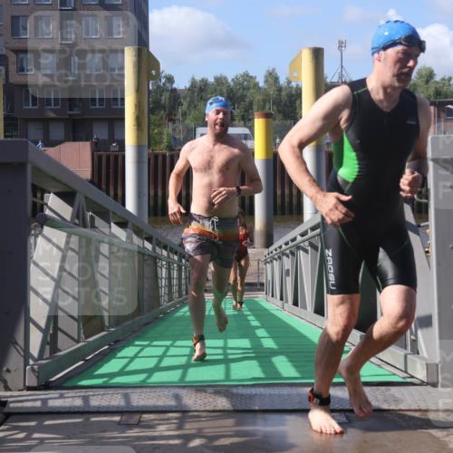 11.08.2024 - GEWOBA Citytriathlon Bremen Lena Gebhardt http://msf.ph/oto/6775199 11.08.2024 10:12:29 Schwimmen 36, 38, 104 meine-sportfotos.de