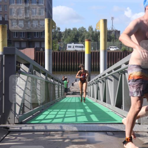 11.08.2024 - GEWOBA Citytriathlon Bremen Lena Gebhardt http://msf.ph/oto/6775206 11.08.2024 10:12:31 Schwimmen 36 meine-sportfotos.de