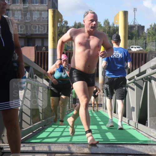 11.08.2024 - GEWOBA Citytriathlon Bremen Lena Gebhardt http://msf.ph/oto/6775232 11.08.2024 10:13:02 Schwimmen 28, 54, 80, 81 meine-sportfotos.de