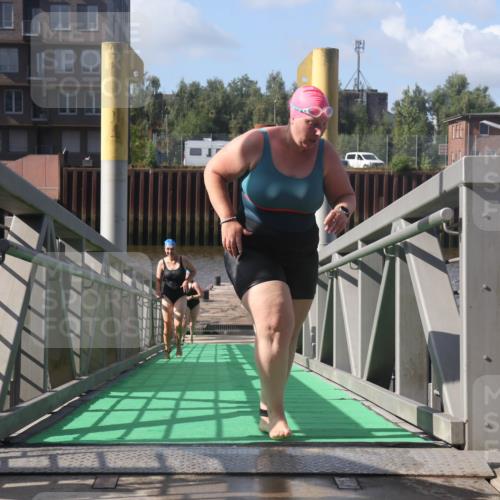 11.08.2024 - GEWOBA Citytriathlon Bremen Lena Gebhardt http://msf.ph/oto/6775236 11.08.2024 10:13:05 Schwimmen 28, 80, 81 meine-sportfotos.de
