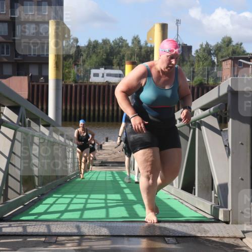 11.08.2024 - GEWOBA Citytriathlon Bremen Lena Gebhardt http://msf.ph/oto/6775237 11.08.2024 10:13:05 Schwimmen 28, 80, 81 meine-sportfotos.de