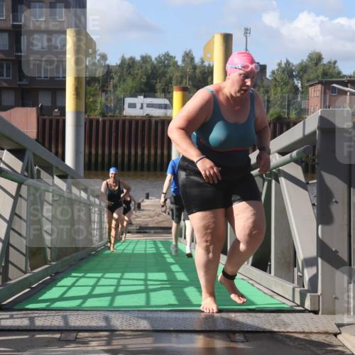 11.08.2024 - GEWOBA Citytriathlon Bremen Lena Gebhardt http://msf.ph/oto/6775238 11.08.2024 10:13:05 Schwimmen 28, 80, 81 meine-sportfotos.de