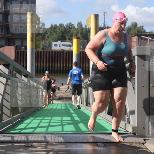 11.08.2024 - GEWOBA Citytriathlon Bremen Lena Gebhardt http://msf.ph/oto/6775240 11.08.2024 10:13:05 Schwimmen 28, 80, 81 meine-sportfotos.de