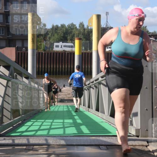 11.08.2024 - GEWOBA Citytriathlon Bremen Lena Gebhardt http://msf.ph/oto/6775241 11.08.2024 10:13:06 Schwimmen 28, 80, 81 meine-sportfotos.de