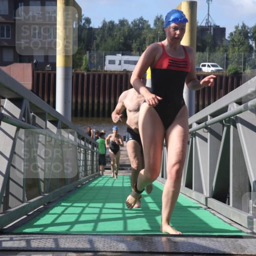 11.08.2024 - GEWOBA Citytriathlon Bremen Lena Gebhardt http://msf.ph/oto/6775261 11.08.2024 10:13:29 Schwimmen 33 meine-sportfotos.de