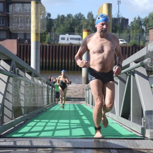 11.08.2024 - GEWOBA Citytriathlon Bremen Lena Gebhardt http://msf.ph/oto/6775266 11.08.2024 10:13:31 Schwimmen 33 meine-sportfotos.de