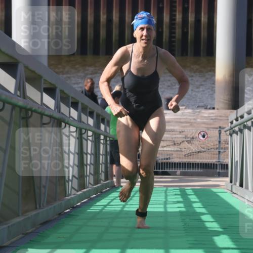 11.08.2024 - GEWOBA Citytriathlon Bremen Lena Gebhardt http://msf.ph/oto/6775268 11.08.2024 10:13:32 Schwimmen 33 meine-sportfotos.de